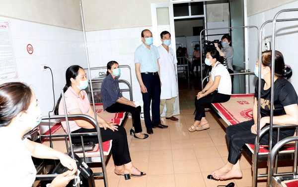 Lãnh đạo Sở Y tế hà Nam động viên cán bộ sau tiêm.